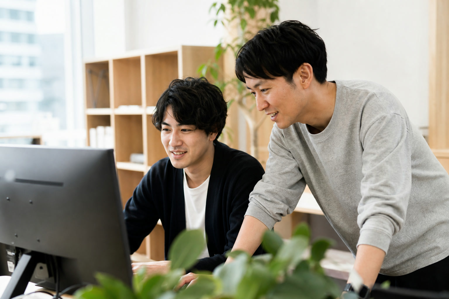 二人でノートPCの画面を見ながら相談している様子