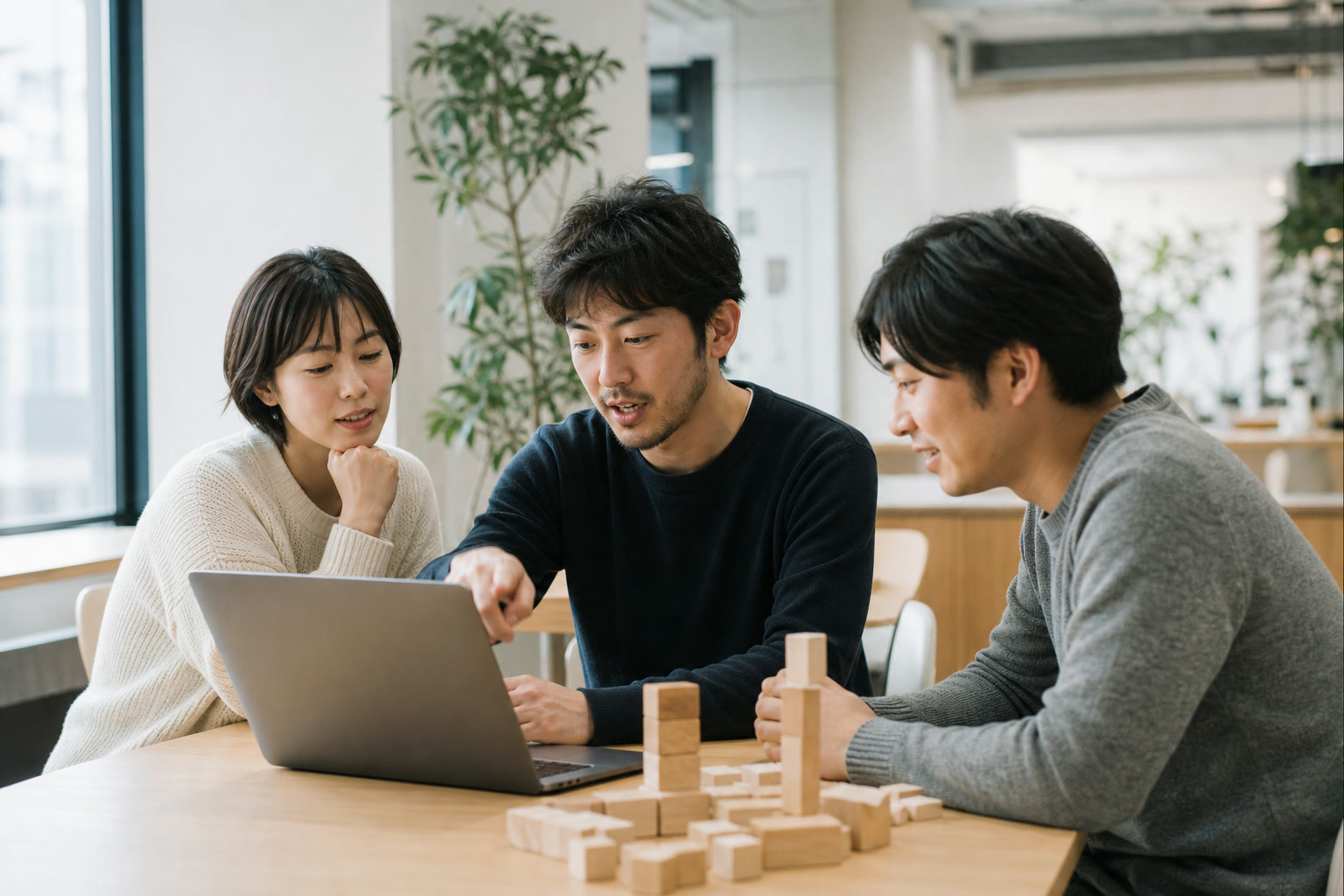 テーブルを囲んでタスクを相談するチーム